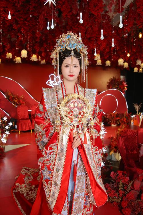 寺庙婚礼新娘穿红色汉服在经堂行礼近景