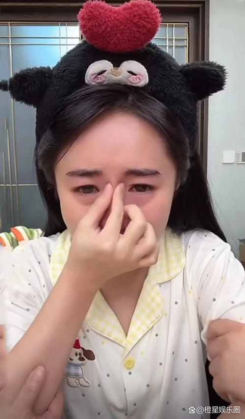 头部主播直播间道歉痛哭画面