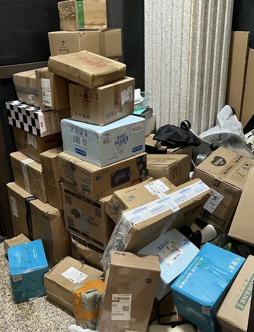 仓库里堆积如山的退货包裹