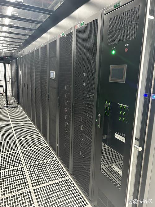 数据中心机柜里的硅光加速卡实拍图