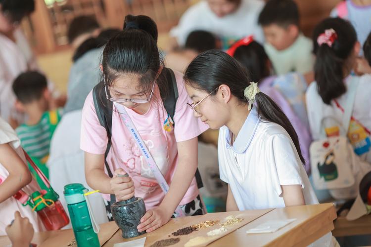 制造企业职工子女假期托管班户外游戏场景