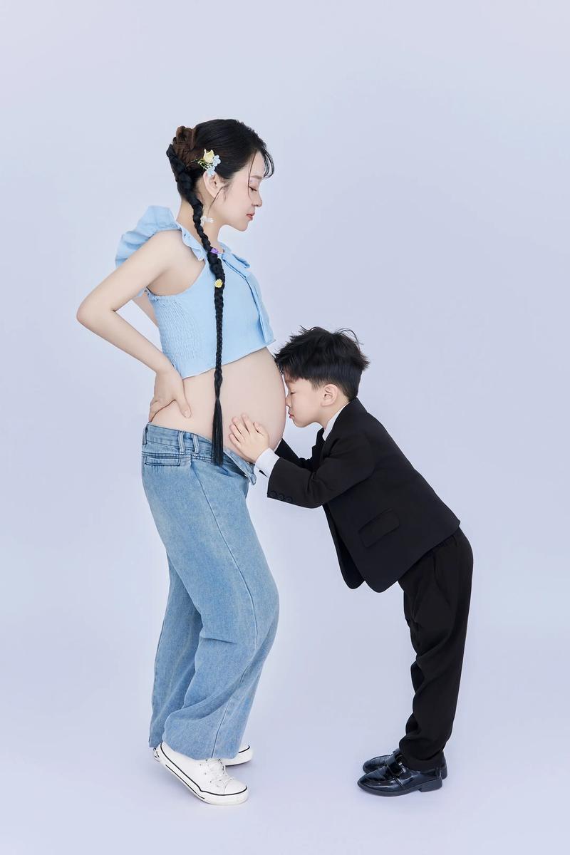 二胎家庭大宝嫉妒妹妹抢夺妈妈抓拍图