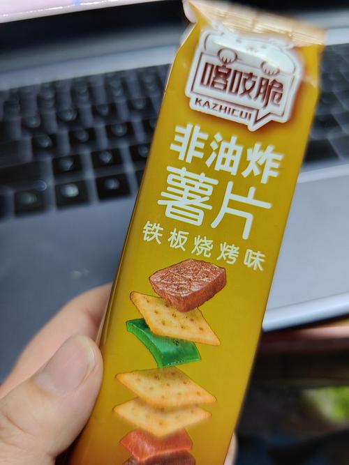 受潮变软的薯片对比刚开封的脆片特写