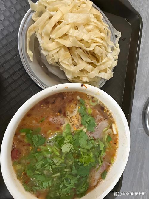 洛阳牛肉汤配饼丝