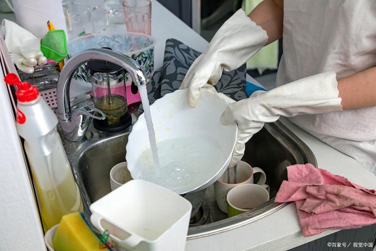新陶瓷餐具开养浸泡清洗现场