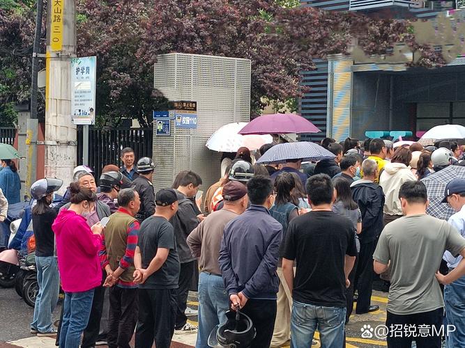 河南县城制衣厂工人下班后接孩子放学场景