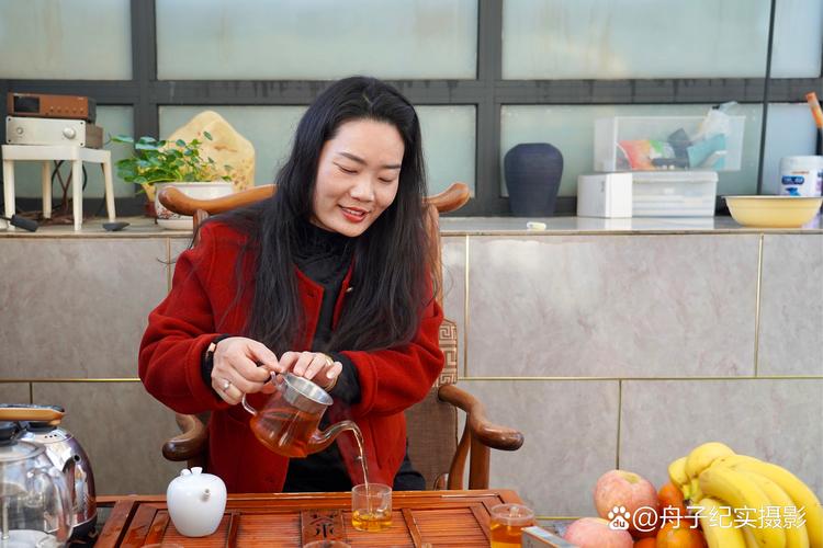产后妈妈工厂休息室喝茶放松照片