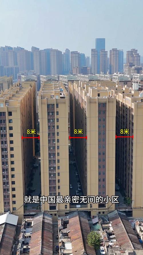 老旧小区狭窄楼间距实拍图