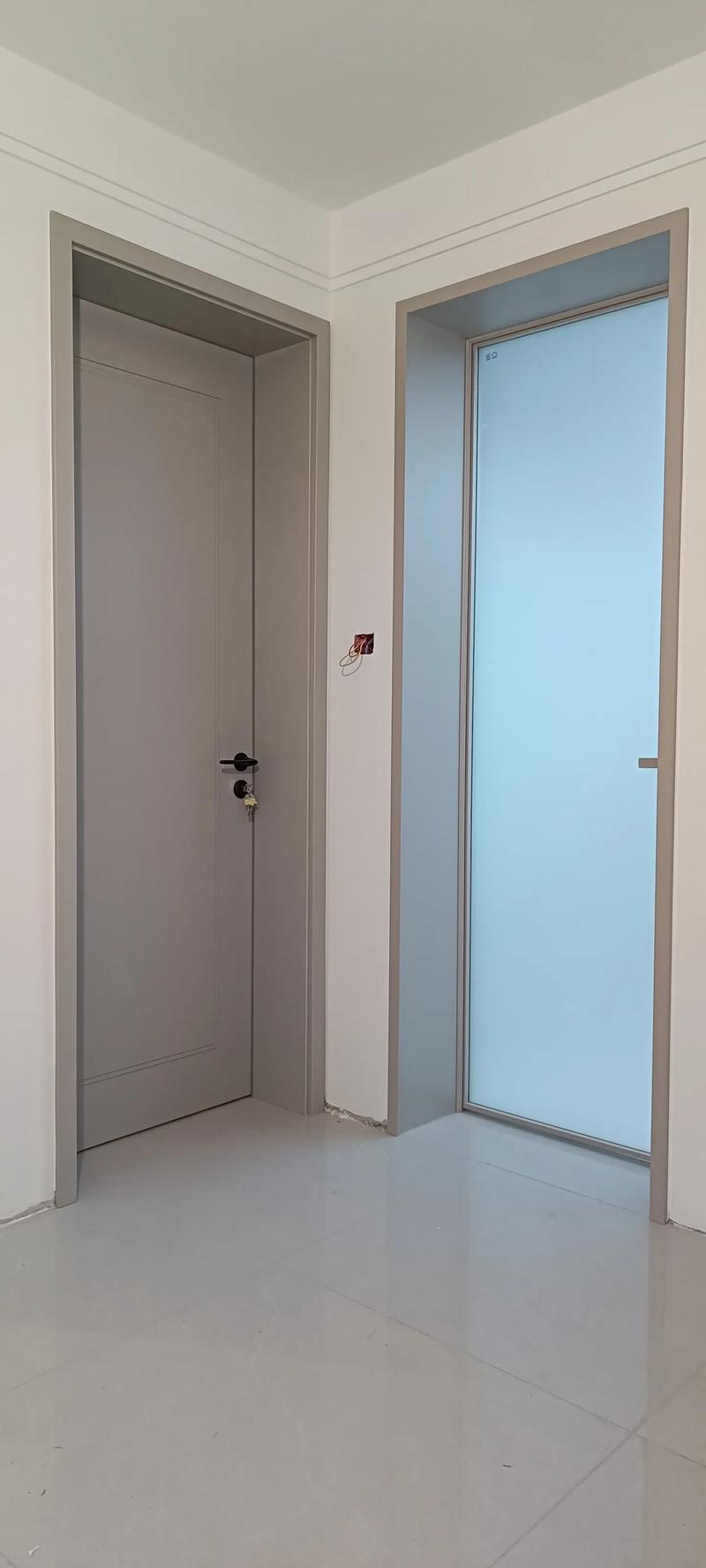 烤漆门安装现场矫正门套垂直度