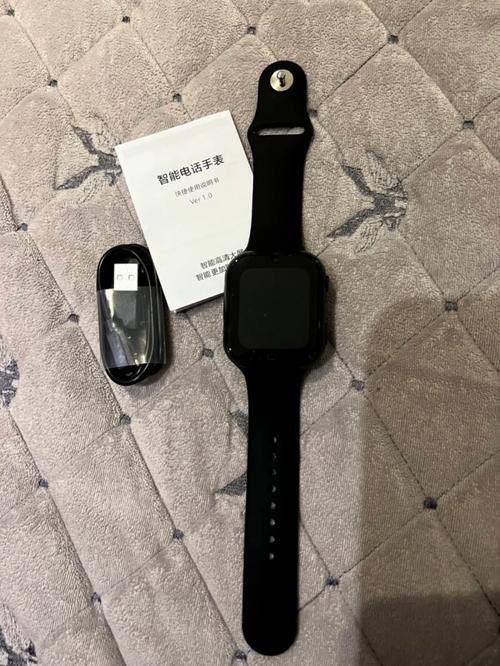 抽屉里闲置的智能手表照片