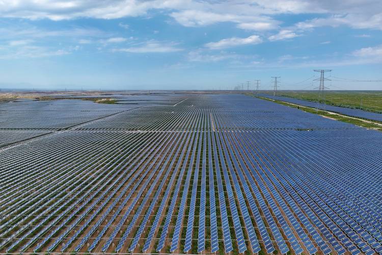太阳能技术应用的新突破：从戈壁到日常的全场景玩法