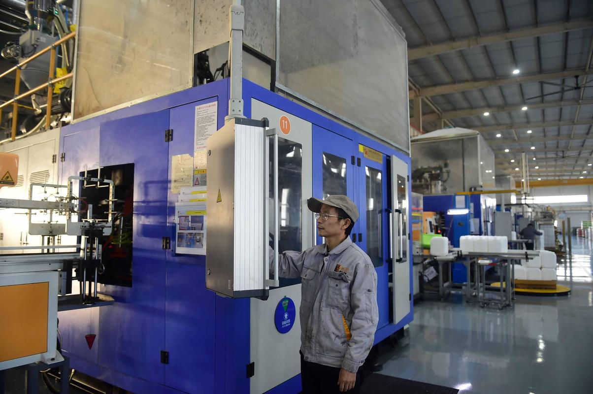 制造工厂新自动化设备导入工人操作培训现场