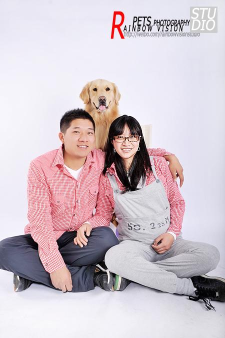 准爸爸帮宠物铲屎孕妇微笑实拍