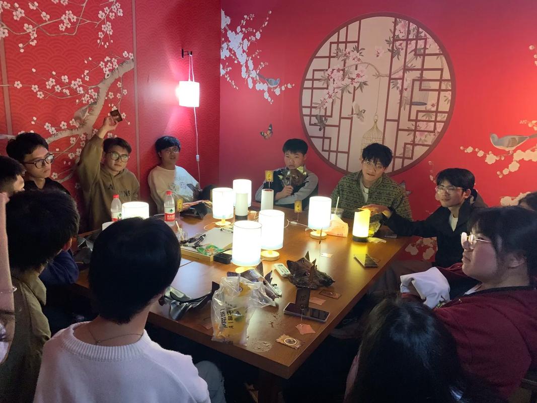 剧本杀店内大学生DM主持游戏