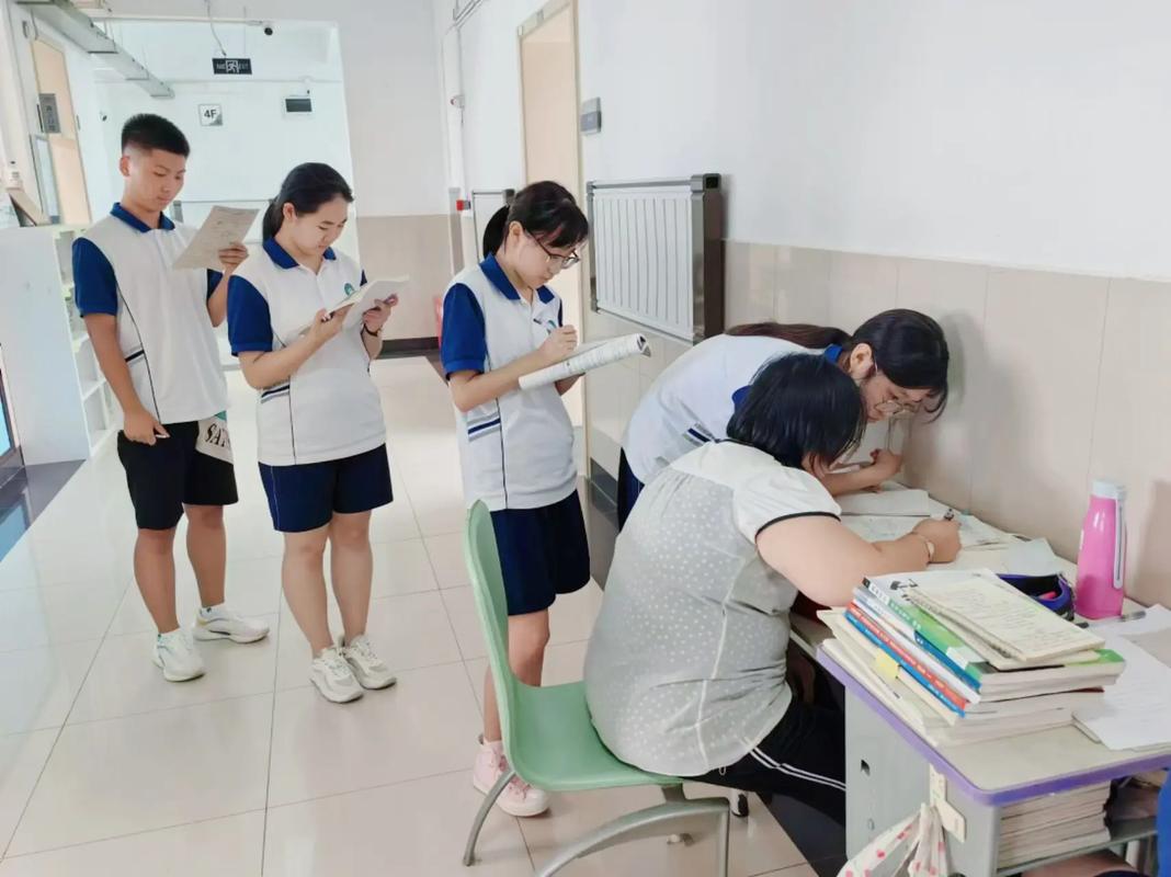 初中班主任在走廊窗边 观察课间学生活动