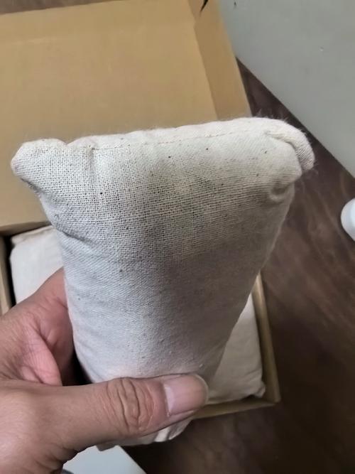 换季收纳鞋子放干燥剂防潮场景