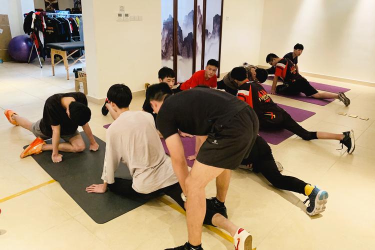 电竞选手在健身房进行体能训练