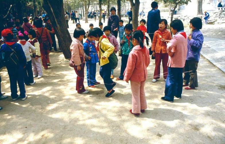 小学生课间在走廊追逐打闹黑白老照片