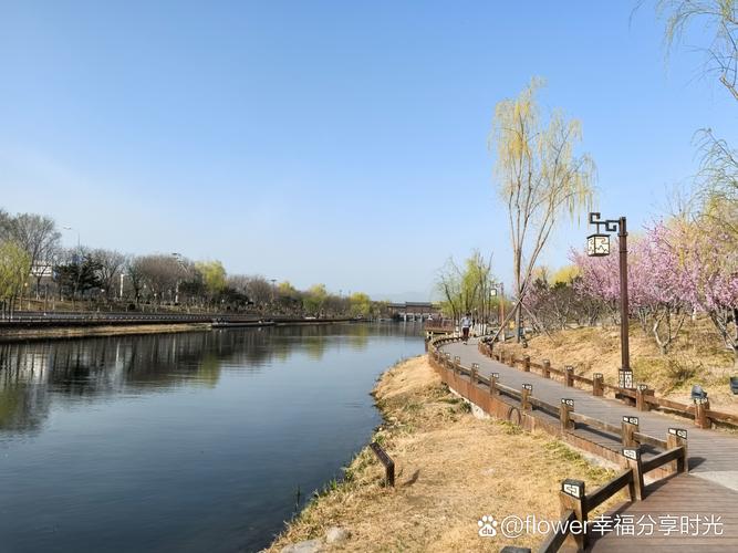 南漳水镜湖沿岸步道春景