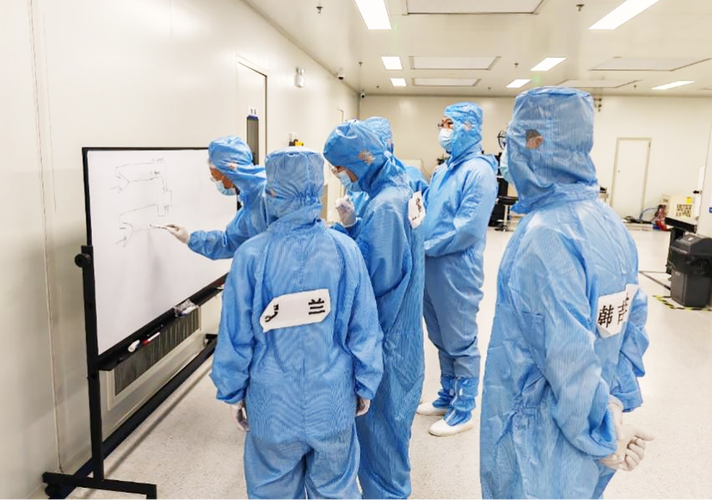华为-高校联合实验室科研攻关场景，工程师与教授讨论技术原型