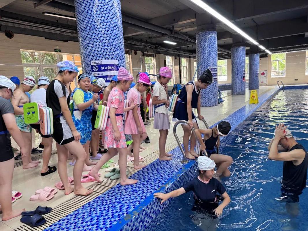 中小学课后服务游泳爱好活动场景