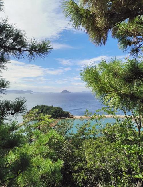 日本濑户内海海边渔民礁石上放置的旧草帽