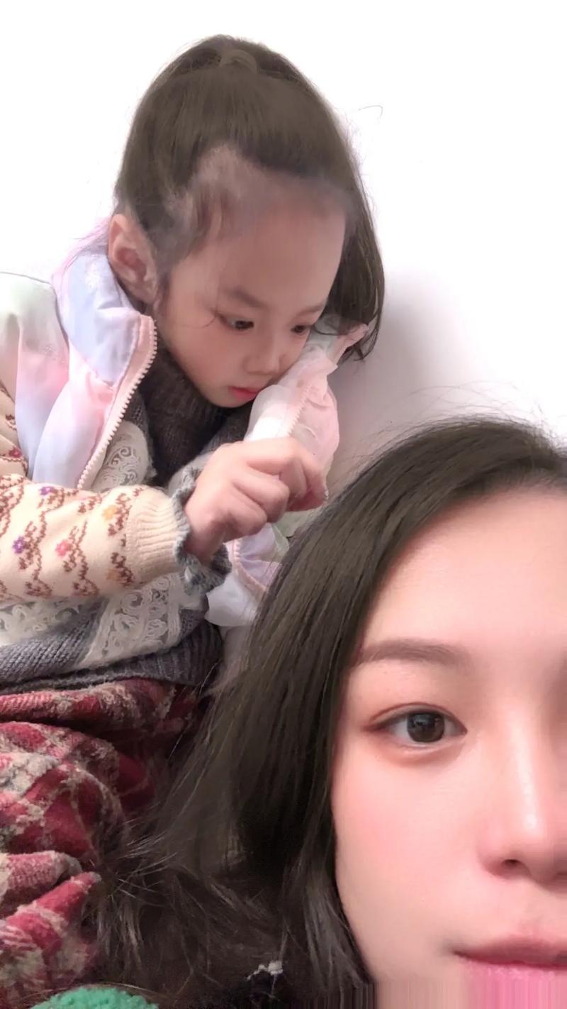 午后客厅沙发上女儿帮妈妈拔白头发的侧影