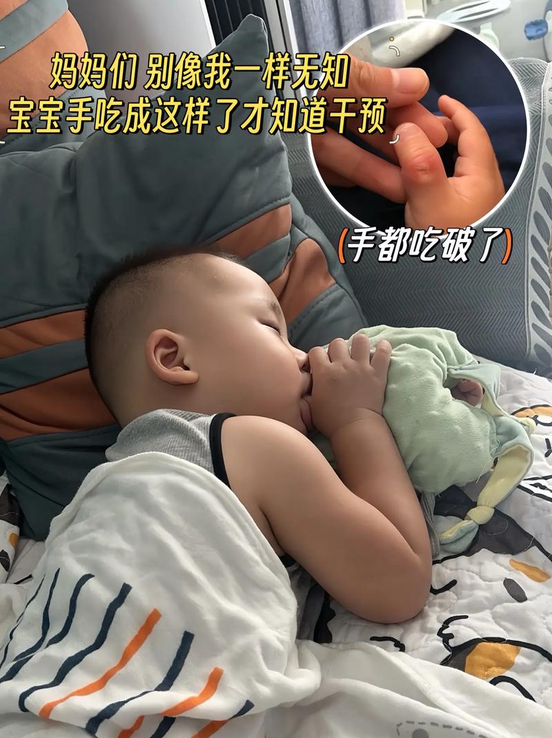 8个月宝宝抱着冷藏牙胶啃咬实拍图