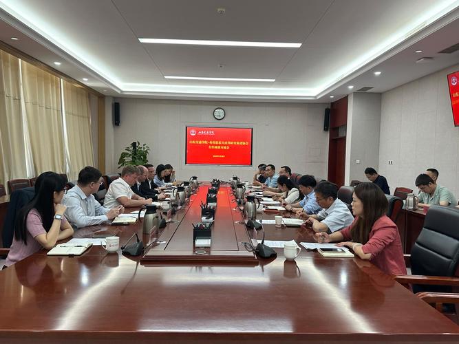德国弗劳恩霍夫研究所与企业合作的现场讨论场景