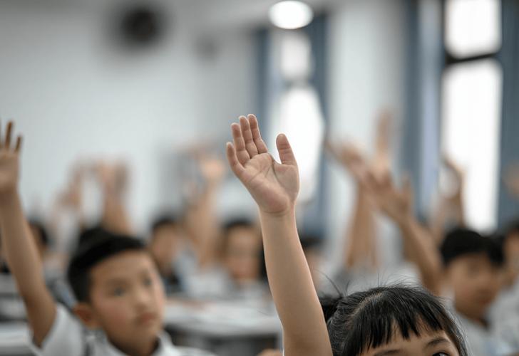 学生主动举手回答问题的课堂场景