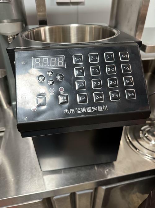 奶茶店糖浆泵定量加糖操作示意近景