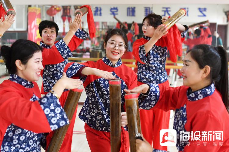 南漳巡检镇山边老茶铺渔鼓戏演出场景