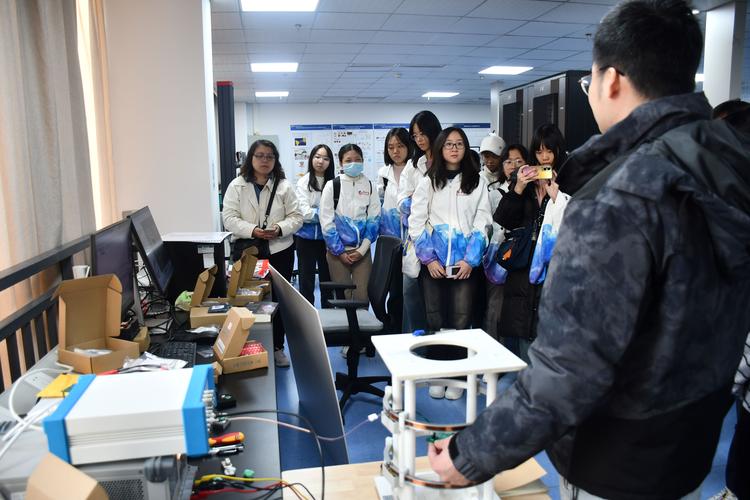高中生参加大学暑期课程专业体验
