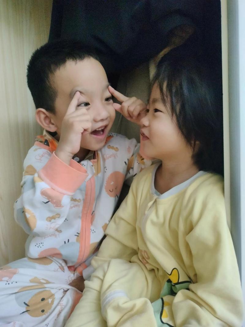 亲子对着镜子做英语音标口型鬼脸