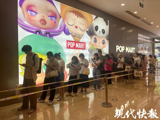 泡泡玛特抽盒机前拥挤人群
