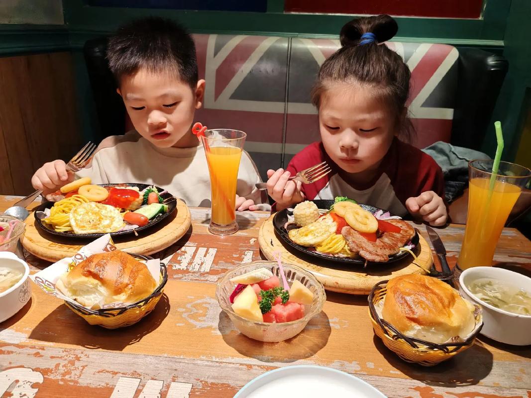孩子开心地吃亲子丼的实拍图