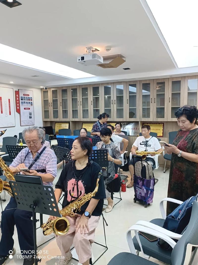 老年大学萨克斯乐器教学集体课