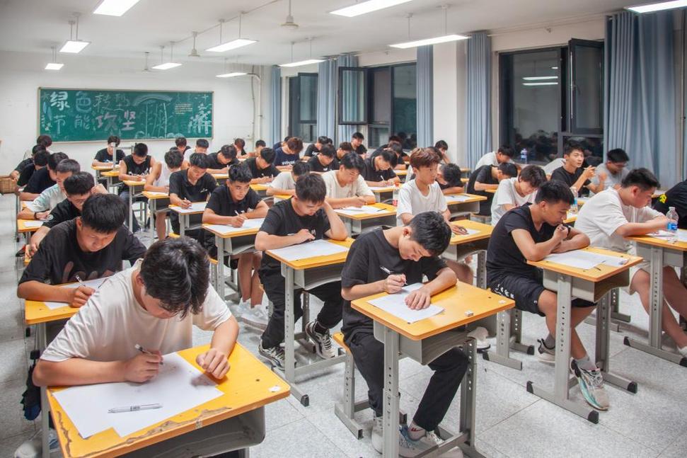 职教高考考场上学生在进行技能测试