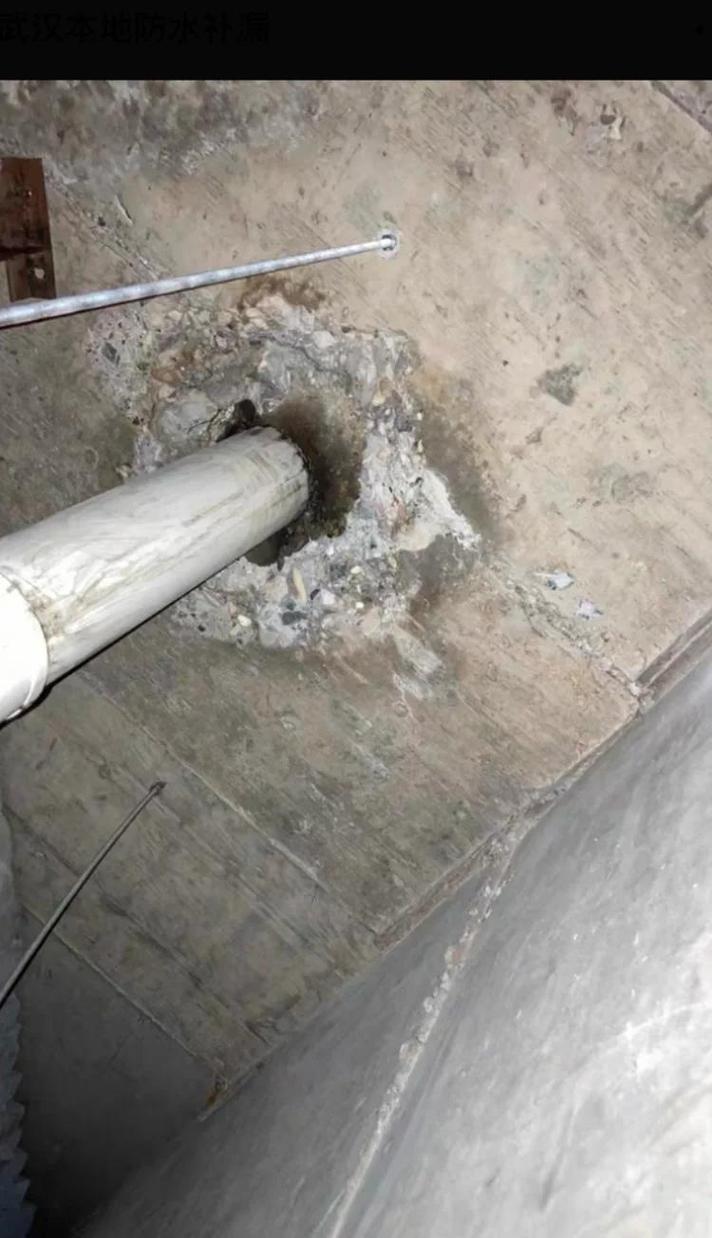 商业园区半地下室消防管道接口人为损坏现场照片