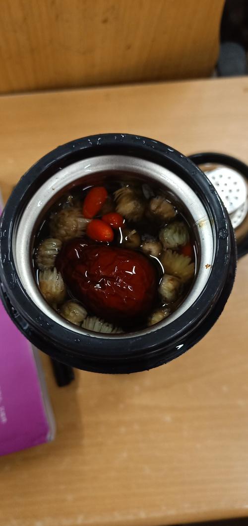 保温杯里泡着胖大海的桌面特写