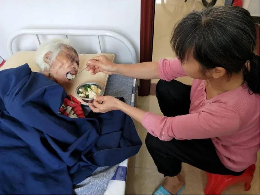 老人卧床子女照顾的纠纷场景
