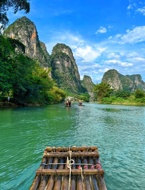 桂林漓江杨堤段竹筏漂流江景