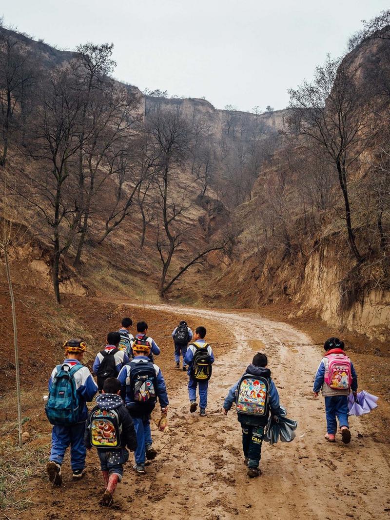 山区乡村学生走山路上学场景