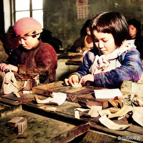老旧工厂车间孩童嬉戏怀旧画面