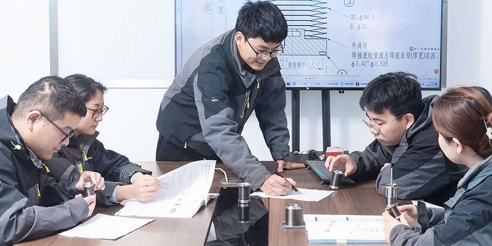 学生互评机械设计工艺路线现场讨论图