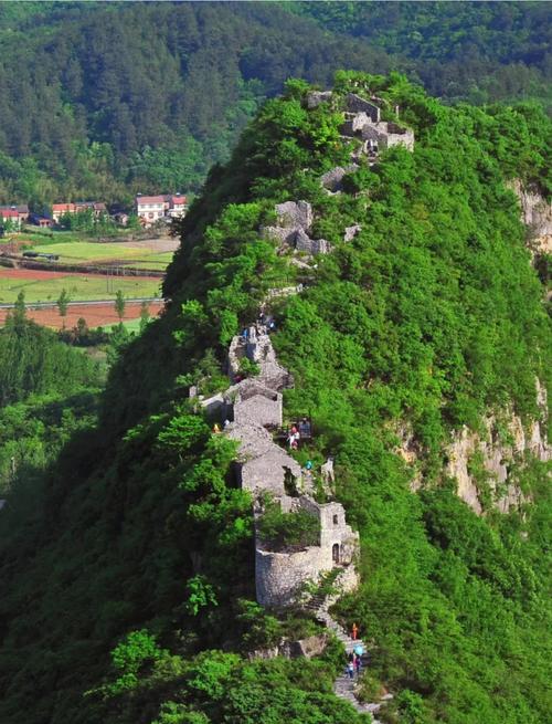 湖北南漳春秋寨依山石城墙远景