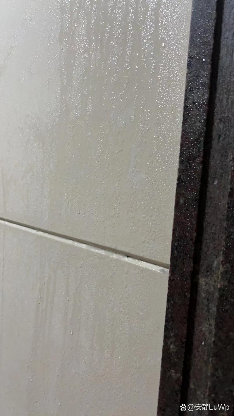 回南天瓷砖墙壁水珠凝结流下长长水痕