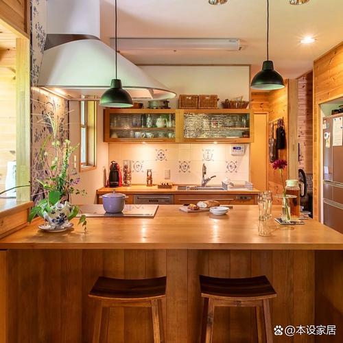 奶奶厨房给宝宝做辅食的原木操作台场景