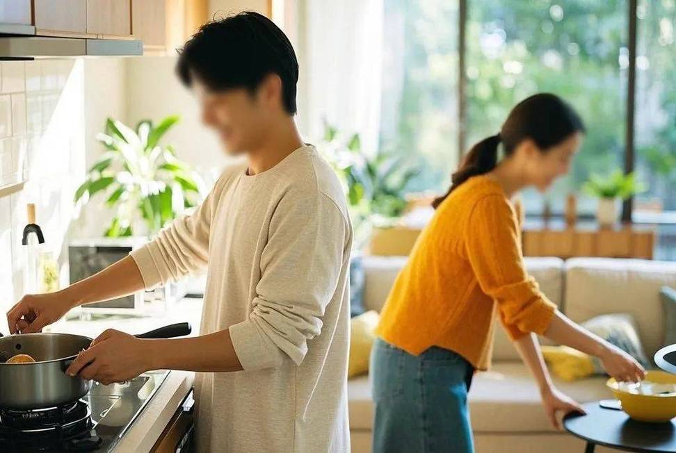 婚姻经营中夫妻分工做家务日常场景