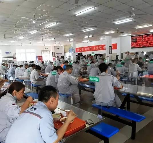 工厂车间工人家长食堂聊天场景